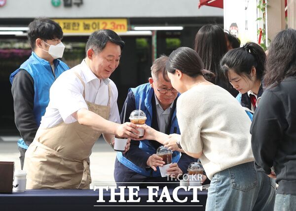 서철모 대전 서구청장이 1일 근로자의 날을 맞아 서구 공무원노동조합과 함께 공무원 노사 화합 문화 행사를 개최하고 직원들에게 커피를 나눠주고 있다. /대전 서구