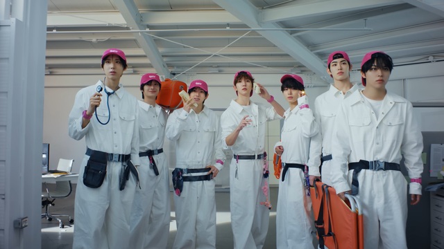 그룹 킥플립의 주왕 동화 계훈 동현 케이주 민제 야마루(왼쪽부터)가 오는 26일 미니 2집 Kick Out, Flip Now!를 공개한다. /JYP엔터테인먼트