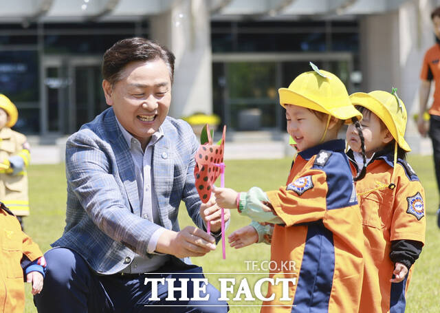 김관영 전북도지사가 2일 전북도 청사 광장에서 청사를 방문한 어린이들과 함께 즐거운 추억을 만들고 있다. /전북도