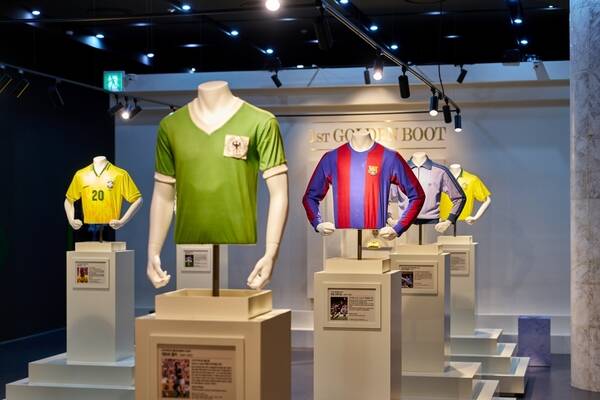 이랜드뮤지엄이 지난달 30일 롯데몰 김포공항점 1층 전시홀에 축구 관련 소장품을 활용한 전시 위대한 축구선수 100인전을 오픈했다. /이랜드