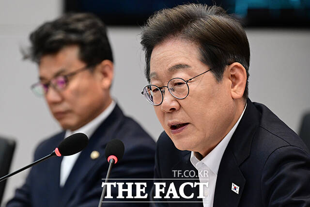 이재명 더불어민주당 대선 후보가 28일 오후 경기도 이천시 SK하이닉스 이천캠퍼스에서 열린 K-반도체 AI메모리반도체 기업 간담회에 참석해 모두발언을 하고 있다. /이천=남윤호 기자