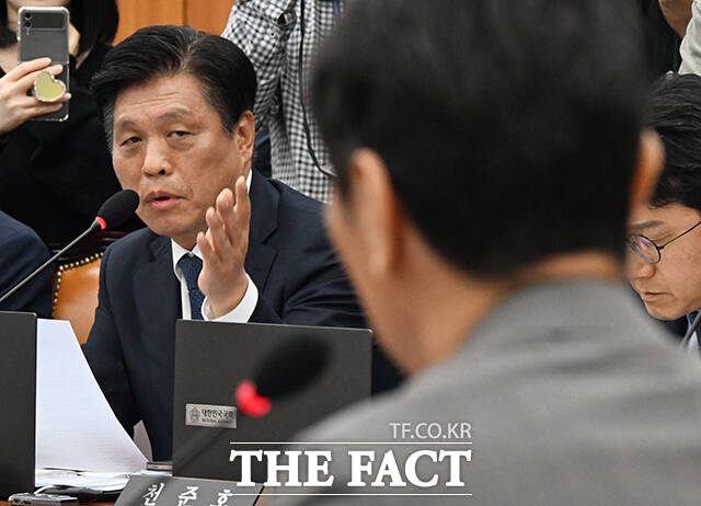 더불어민주당이 이재명 대선 후보의 공직선거법 위반 사건을 파기환송한 대법원의 결정 직후 법원이 신속하게 절차를 진행하자 군사작전을 방불케 한다며 강한 불쾌감을 드러냈다. / 배정한 기자