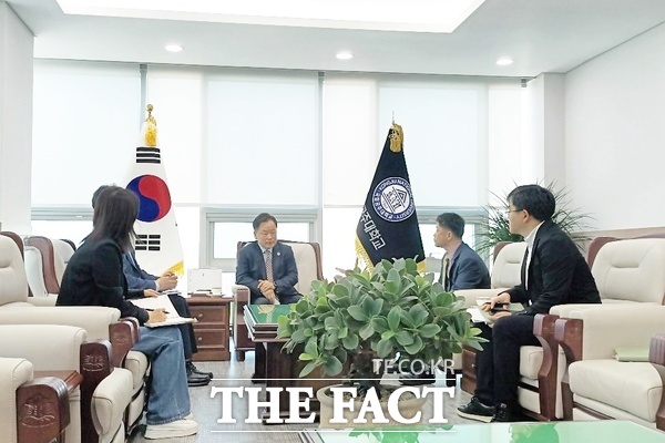 정학수 대전지방조달청장이 2일 공주대학교를 방문해 임경호 공주대 총장과 면담을 갖고 지역 민생경제 회복 방안 등에 관해 논의하고 있다. /대전지방조달청