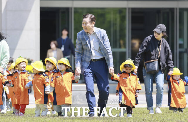 김관영 전북도지사가 2일 전북도 청사 광장에서 청사를 방문한 어린이들과 함께 즐거운 추억을 만들고 있다. /전북도