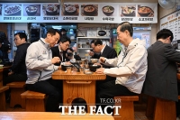  '국밥 간담회' 갖는 한덕수-오세훈 [TF사진관]