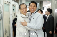  포옹하는 한덕수-오세훈 [포토]