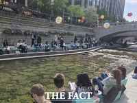  청계천에 펼쳐진 '힙한 도서관'…MZ세대 사로잡은 힙독클럽