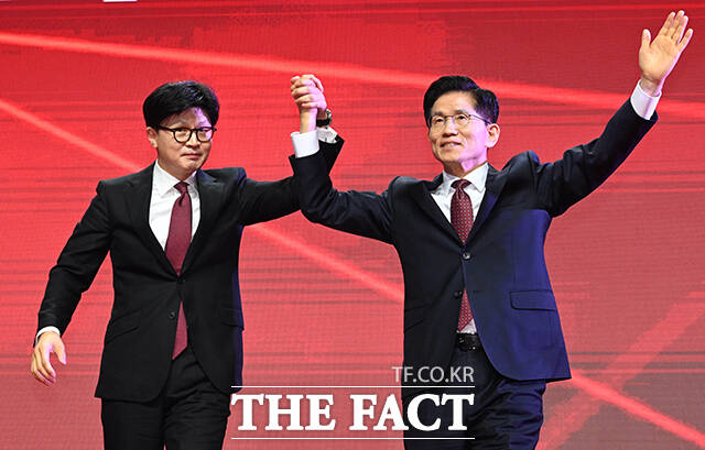 한동훈(왼쪽) 꺽고 국민의힘 대선 후보로 확정된 김문수 후보.