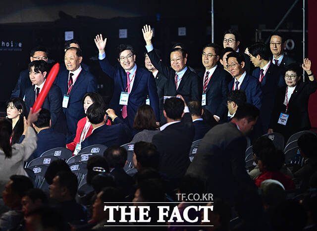 국민의힘은 3일 이번 대통령 선거는 자유냐 독재냐를 선택하는 선거라며 이 나라 주인은 이재명이 아니라 국민이라는 사실을 당당히 선언하고 이재명과 더불어민주당의 폭주를 심판해달라고 호소했다. 사진은 당원들에게 인사하며 입장하는 국민의힘 지도부. /배정한 기자