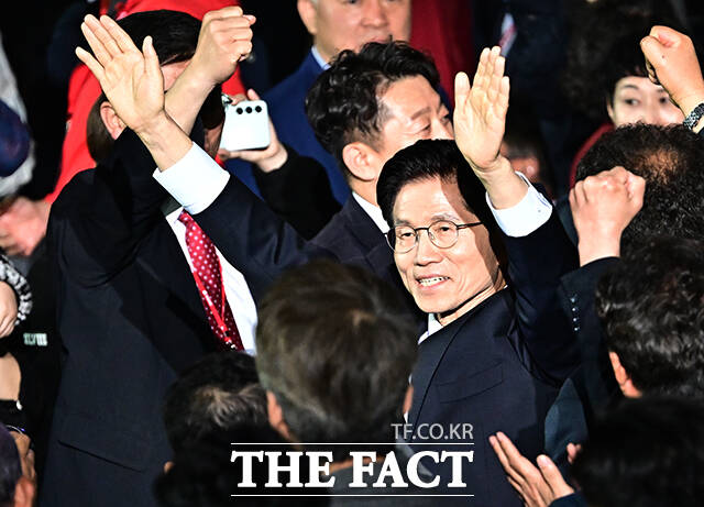 김문수 후보가 3일 오후 경기도 고양시 킨텍스 제1전시장에서 열린 국민의힘 제21대 대통령 선거 후보 선출을 위한 전당대회에 참석해 당원들에게 인사를 하고 있다. /고양=배정한 기자