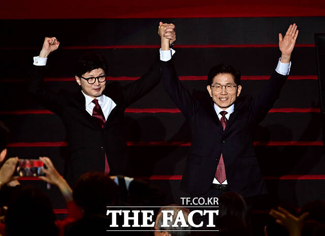 한동훈(왼쪽), 김문수 후보가 3일 오후 경기도 고양시 킨텍스 제1전시장에서 열린 국민의힘 제21대 대통령 선거 후보 선출을 위한 전당대회에 참석해 당원들에게 인사를 하고 있다. /고양=배정한 기자