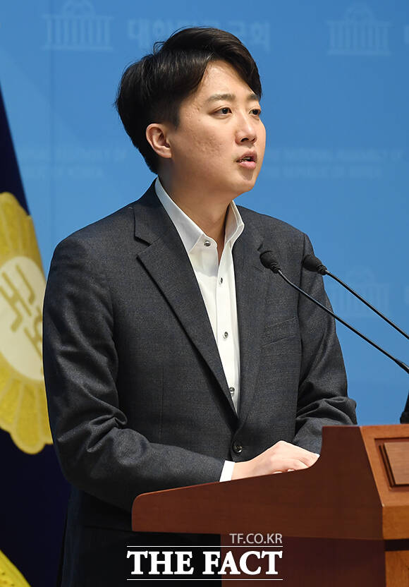 이준석 개혁신당 대선 후보가 이재명 더불어 민주당 후보에 대해 대선에 출마하여 당선되더라도 곧바로 당선 무효 또는 직위 상실에 이를 수 있는 위험이 존재한다고 주장했다. /장윤석 기자