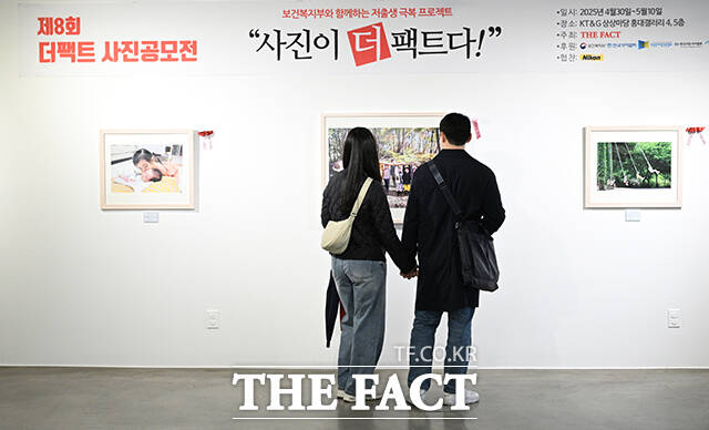 제8회 더팩트 사진 공모전 사진이 더 팩트다! 사진전이 3일 오후 서울 마포구 KT&G 상상마당 홍대 갤러리에서 전시 중인 가운데 시민들이 공모전 수상작들과 보도사진을 감상하고 있다. /박헌우 기자