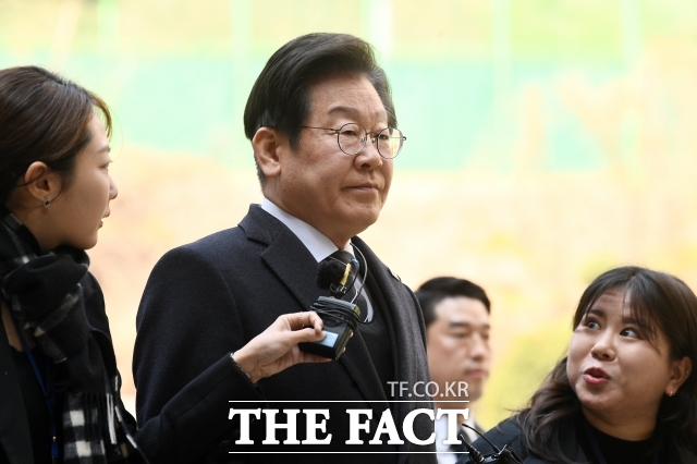 이재명 더불어민주당 대표가 1일 오전 서울 서초구 서울중앙지방법원에서 열린 대장동 배임 및 성남 FC 뇌물 혐의 공판에 출석하고 있다. /서예원 기자