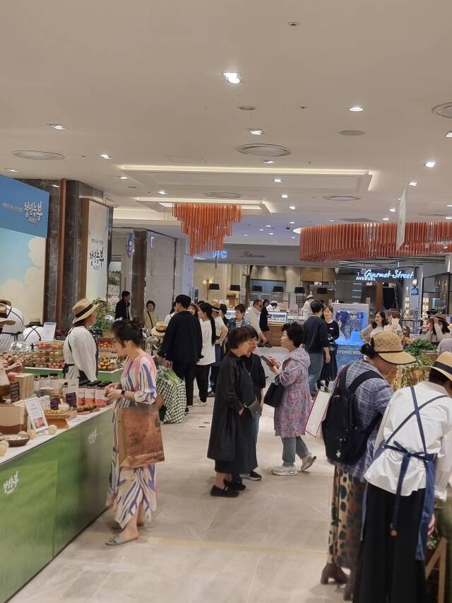 롯데백화점 부산 본점에서 개최된 청년농부마켓 참가 모습 /전남도