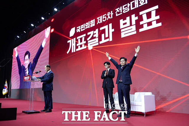 국민의힘 대선 후보로 선출된 김문수 후보(오른쪽).
