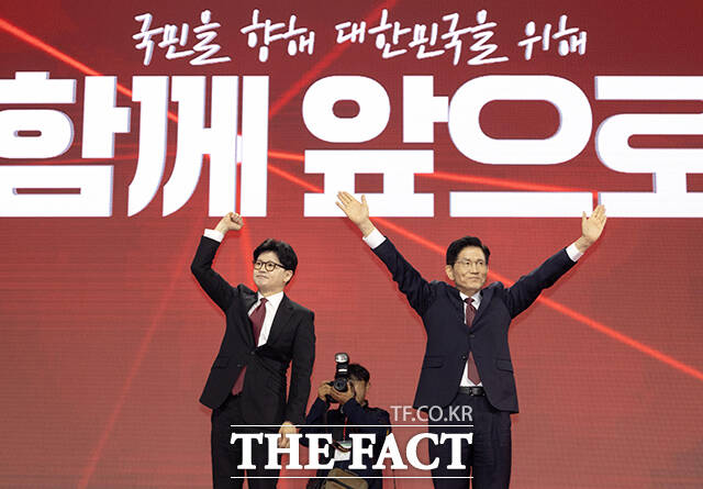 당원들에게 인사하는 한동훈(왼쪽), 김문수 국민의힘 대선 경선 후보.