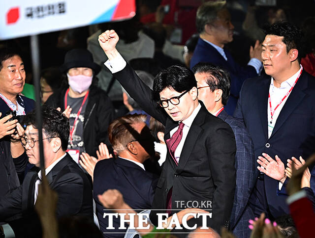 당원들에게 인사하며 입장하는 한동훈 후보.
