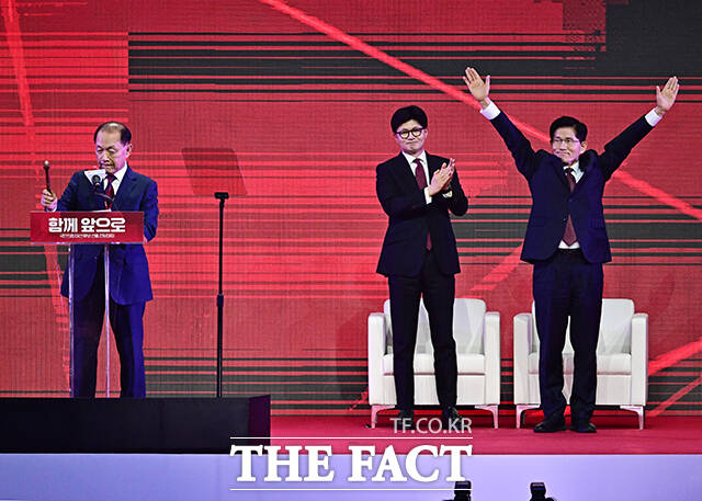 국민의힘 대선 후보로 선출된 김문수 후보(오른쪽).