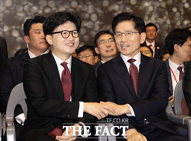 손 잡은 한동훈(왼쪽)과 김문수.