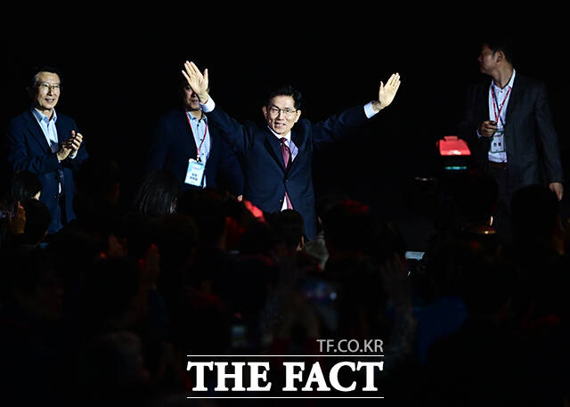 김문수 후보가 3일 오후 경기도 고양시 킨텍스 제1전시장에서 열린 국민의힘 제21대 대통령 선거 후보 선출을 위한 전당대회에 참석해 당원들에게 인사를 하고 있다. /고양=배정한 기자