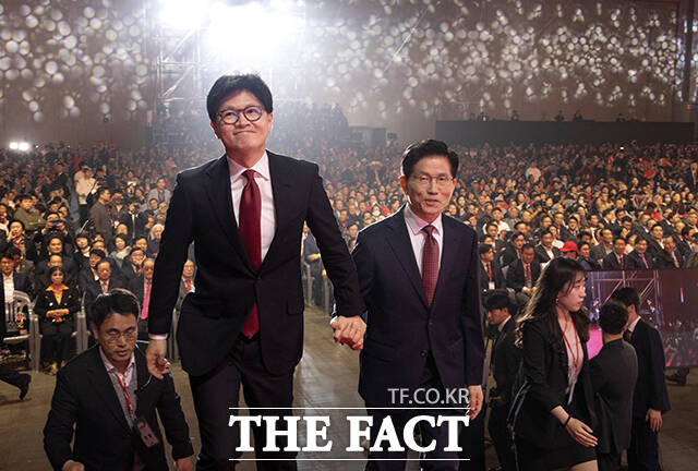 손 잡고 단상에 오르는 한동훈(왼쪽), 김문수 국민의힘 대선 경선 후보.