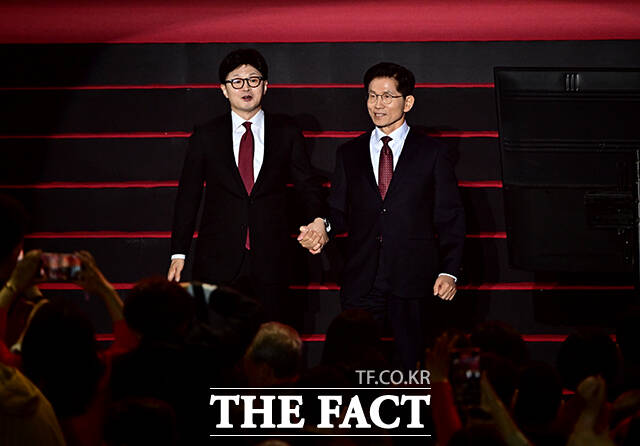 손 맞잡은 한동훈(왼쪽), 김문수 후보.