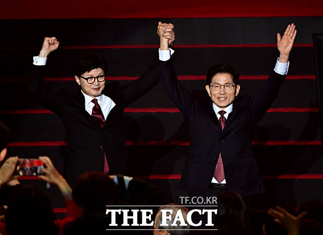 당원들에게 인사하는 한동훈(왼쪽), 김문수 후보.