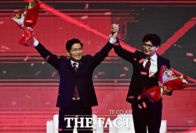 한동훈 후보 손 잡고 기뻐하는 김문수 대선 후보(왼쪽).