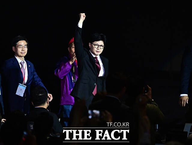 사진은 한 후보가 3일 오후 경기도 고양시 킨텍스 제1전시장에서 열린 국민의힘 제21대 대통령 선거 후보 선출을 위한 전당대회에 참석해 당원들에게 인사를 하고 있는 모습. /배정한 기자