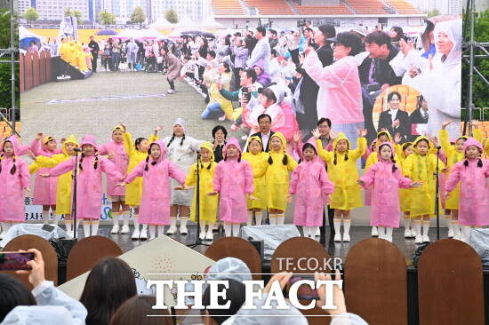 3일 하남종합운동장에서 하남시 소년소녀합창단의 축하공연 열리고 있다. /하남