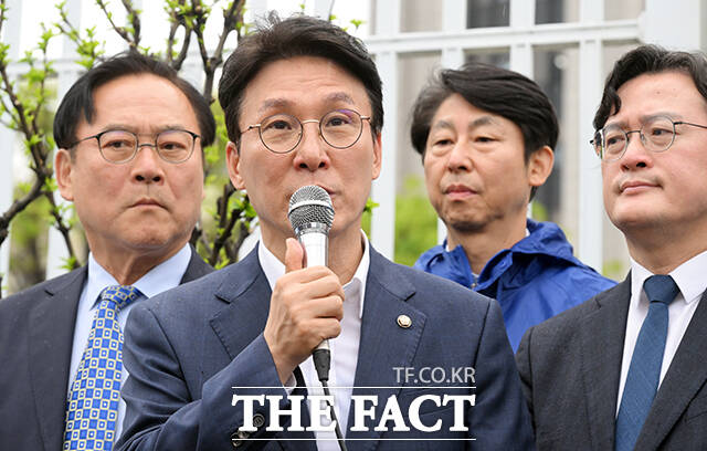 김 최고위원은 대법원에 대해 묻는 건 법에 정해진 절차를 따르는 것으로 청문회는 국민에게 주어진 권리라며 알권리를 대행해야 할 의무가 국회에 있고, 그에 따라 대법원이 범한 절차상 의문점을 묻고 확인할 것이라고 주장했다. /임영무 기자