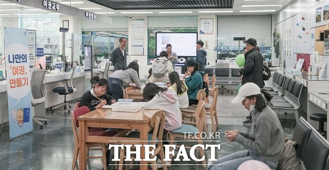 나만의 여권만들이 체험하는 어린이들 /시흥시