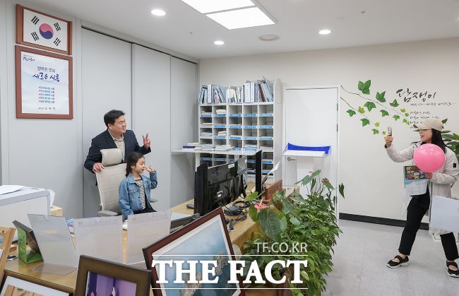 시장실에서 일일시장 체험을 해보는 어린이와 임병택 시장 /시흥시