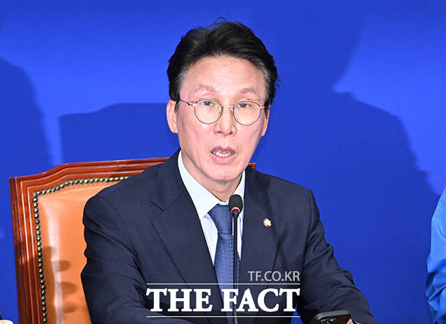 김민석 더불어민주당 상임공동선대위원장은 4일 조희대 대법원장을 향한 청문회와 국정조사, 특검이 필요하다고 주장하며 김대중을 지켜 대통령을 만들었듯 이재명을 지켜낼 것이라고 말했다. /박헌우 기자