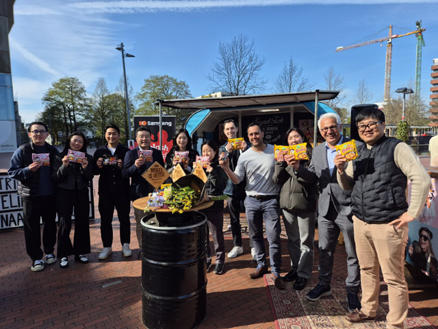 삼양식품 유럽법인 임직원들이 Wheel of Retail에서 3개 부문을 수상한 불닭볶음면을 들고 사진 촬영을 하고 있다. /삼양식품