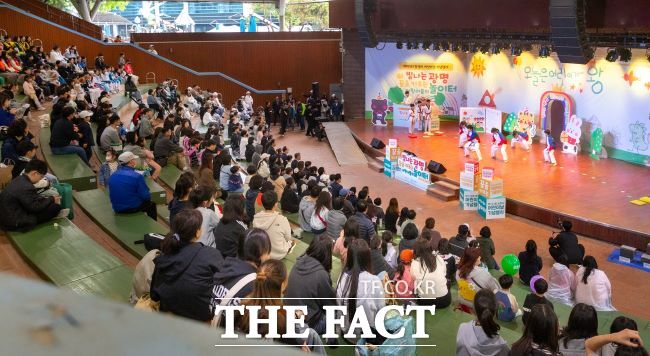 제103회 어린이날 기념행사가 광명시민체육관에서 진행되고 있다. /광명시