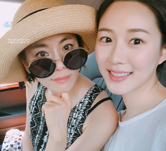 이승기는 이다인(오른쪽)과 결혼 이후 대중적 이미지에 부정적으로 비칠 것을 예상하면서도 그는 줄곧 가족간 신뢰와 의리를 지키는 것은 인지상정이라며 옹호했다. /이다인 SNS