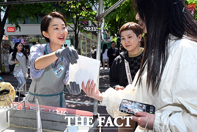 김재연 진보당 대선 후보(왼쪽)가 4일 오후 서울 홍대입구역 인근의 호떡 노점을 찾아 직접 구운 호떡을 판매하고 있다. /임영무 기자