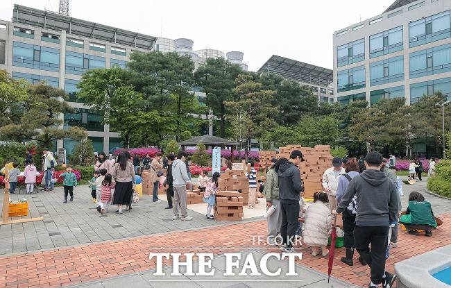 시청 뒤뜰 우주별 놀이터에서 나무블럭쌓기 하는 어린이들 /시흥시