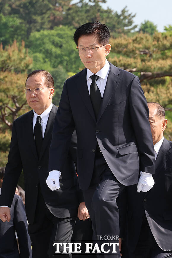 국민의힘 김문수 대선 후보와 무소속 한덕수 예비후보가 후보 단일화를 위한 조율에 착수했다. /임영무 기자/현장풀