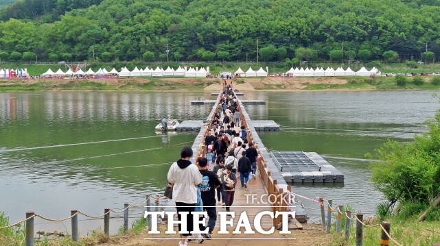 관광객들에게 공주석장리박물관과 상왕동 일원을 잇는 부교가 인기를 끌고 있다. /김형중 기자