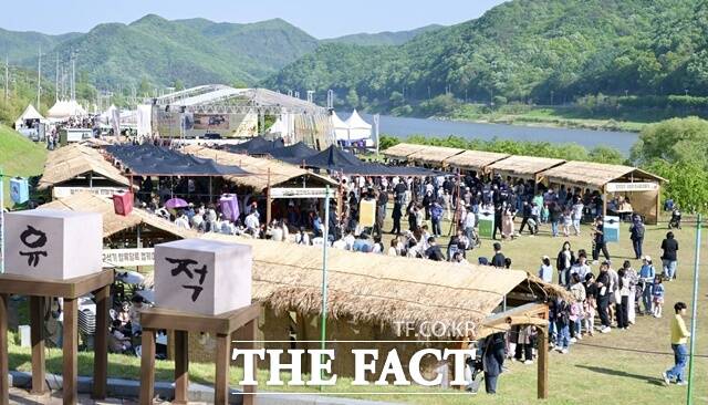 5일 개막 3일째를 맞은 제17회 공주 석장리 구석기 축제 가 공주석장리박물관과 상왕동 일원에서 열린 가운데 관광객들이 각종 체험코너에 몰려 있다. /공주시