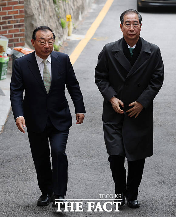 한덕수 무소속 대통령 선거 예비 후보(오른쪽)와 이정현 한덕수캠프 대변인.