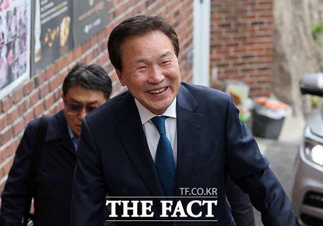 손학규 전 민주당 대표가 식당으로 들어서고 있다.
