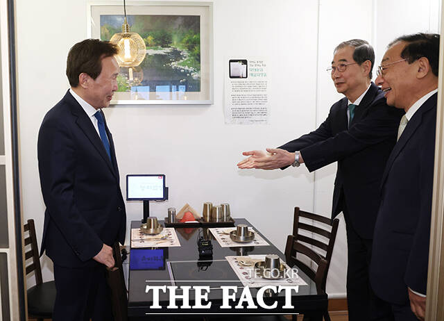 인사 나누는 한덕수 무소속 대선 예비후보(오른쪽)와 손학규 전 민주당 대표.