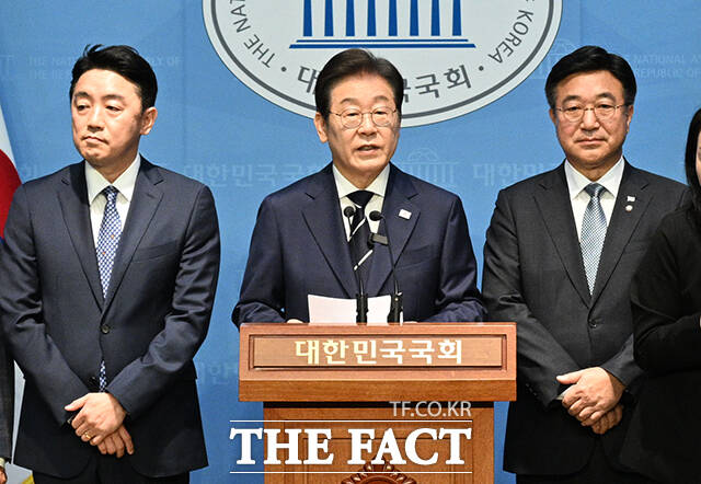 이재명 전 더불어민주당 대표(가운데)가 11일 오전 서울 여의도 국회 소통관에서 기자회견을 열고 비전 및 캠프 인선 발표를 하고 있다. 왼쪽 강훈식 의원, 오른쪽 윤호중 전 더불어민주당 원내대표. /국회=박헌우 기자