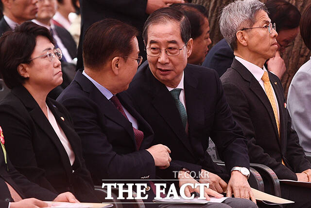 한덕수 무소속 대선 예비후보가 권영세 국민의힘 비상대책위원장과 대화하고 있다.