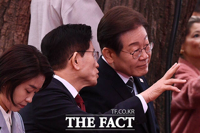 김문수 국민의힘 대선 후보(왼쪽)와 이재명 더불어민주당 대선 후보가 5일 오전 서울 종로구 조계사에서 열린 불기2569년 부처님오신날 봉축법요식에 참석해 대화를 나누고 있다. /서예원 기자