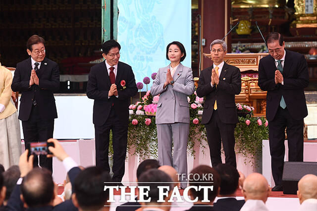 이재명 더불어민주당 대선 후보와 김문수 국민의힘 대선 후보, 김재연 진보당 대선 후보, 권영국 정의당 대선 후보, 한덕수 무소속 대선 예비후보(왼쪽부터)가 5일 오전 서울 종로구 조계사에서 열린 불기2569년 부처님오신날 봉축법요식에 참석해 인사를 하고 있다. /서예원 기자